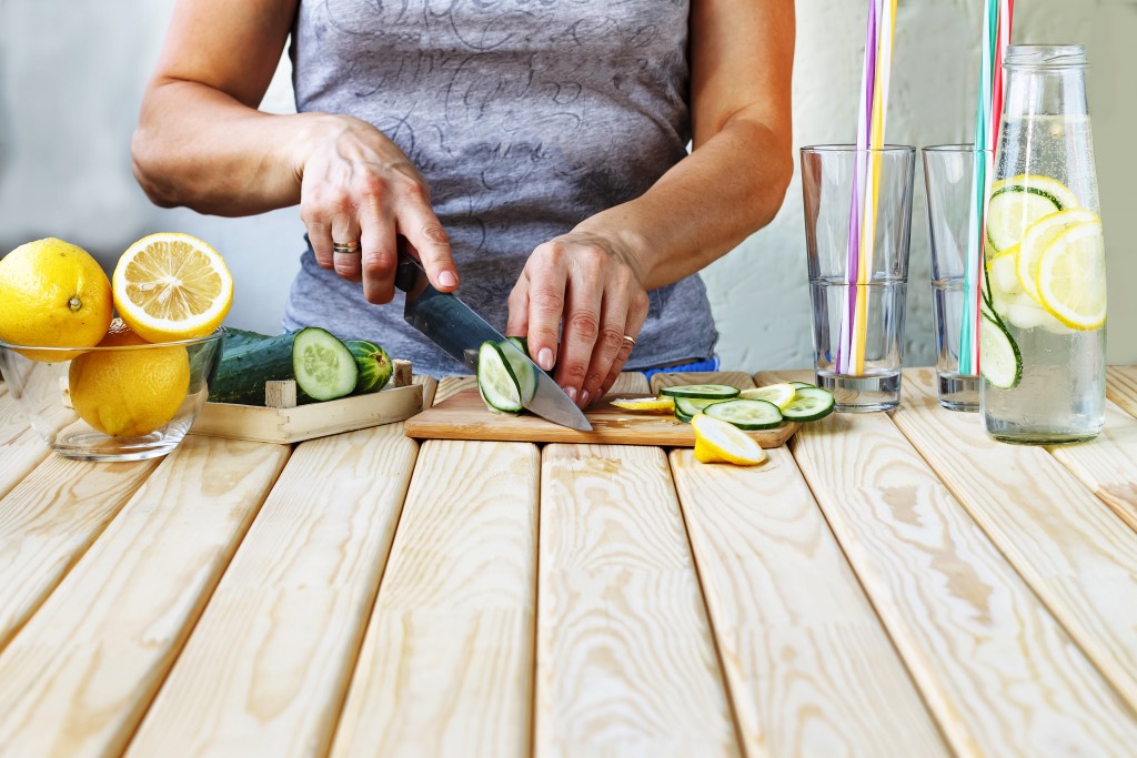 slicing fruits