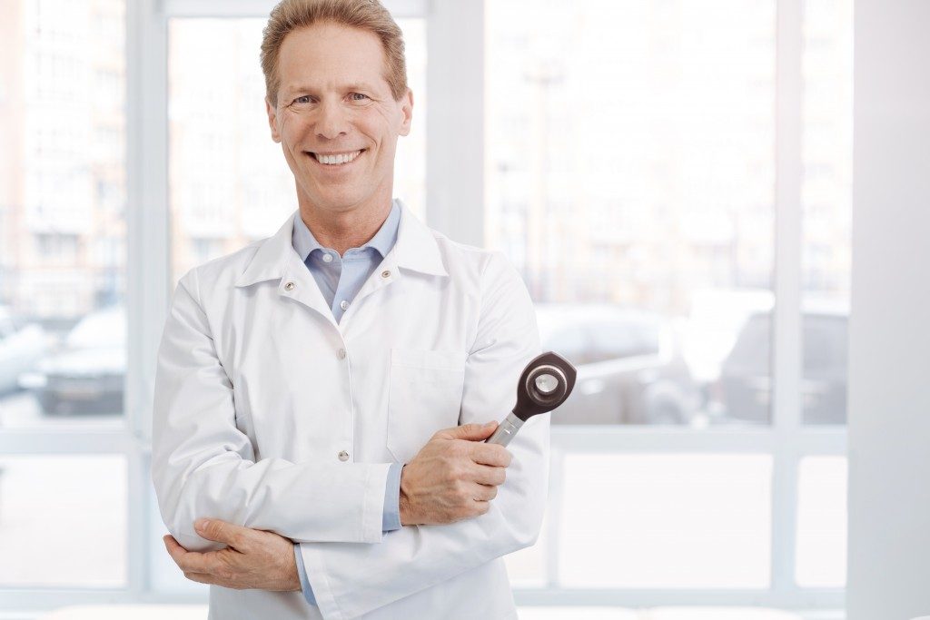 Doctor holding a magnifying medical instrument
