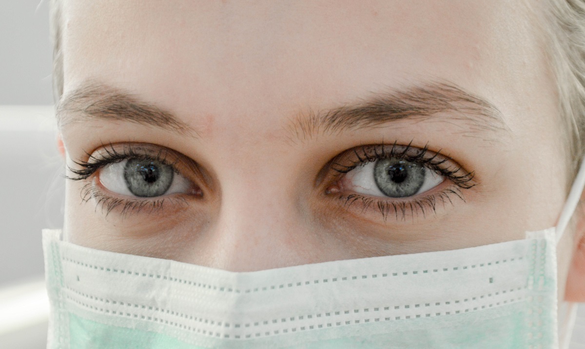 woman wearing face mask 