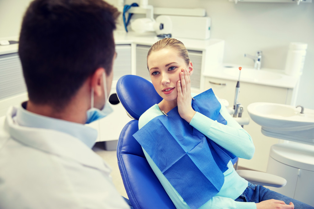 patient explaining to dentist her jaw pain